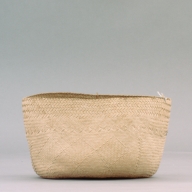 幅：27 (cm)×奥行：20 (cm)×高さ：16 (cm)／68 (g)，撮影・計測日：2002-09-13