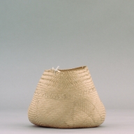 幅：27 (cm)×奥行：20 (cm)×高さ：16 (cm)／68 (g)，撮影・計測日：2002-09-13