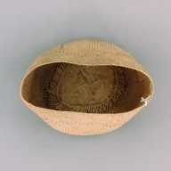 幅：27 (cm)×奥行：20 (cm)×高さ：16 (cm)／68 (g)，撮影・計測日：2002-09-13