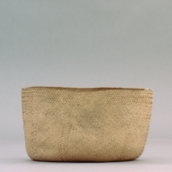 幅：29 (cm)×奥行：23 (cm)×高さ：16 (cm)／80 (g)，撮影・計測日：2002-09-13