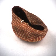 幅：11 (cm)×奥行：7.6 (cm)×高さ：6.2 (cm)／6 (g)，撮影・計測日：1993-12-01