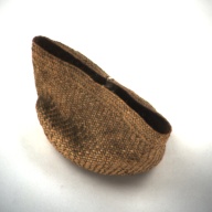 幅：19 (cm)×奥行：11 (cm)×高さ：8.1 (cm)／17 (g)，撮影・計測日：1993-12-01