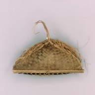 幅：52 (cm)×奥行：41 (cm)×高さ：15 (cm)／174 (g)，撮影・計測日：2002-09-17