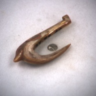 幅：2.8 (cm)×奥行：6.6 (cm)×高さ：0.9 (cm)／11 (g)，撮影・計測日：1993-12-07