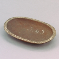 幅：34 (cm)×奥行：22 (cm)×高さ：6.3 (cm)／669 (g)，撮影・計測日：2002-09-25