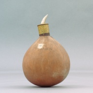 幅：16 (cm)×奥行：16 (cm)×高さ：24 (cm)／117 (g)，撮影・計測日：2003-10-29