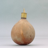 幅：16 (cm)×奥行：16 (cm)×高さ：24 (cm)／117 (g)，撮影・計測日：2003-10-29