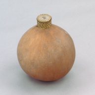 幅：17 (cm)×奥行：17 (cm)×高さ：20 (cm)／120 (g)，撮影・計測日：2003-10-29