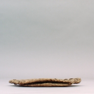 幅：40 (cm)×奥行：22 (cm)×高さ：4.2 (cm)／110 (g)，撮影・計測日：2002-10-01