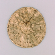 幅：42 (cm)×奥行：47 (cm)×高さ：13 (cm)／181 (g)，撮影・計測日：2002-10-01