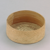 幅：28 (cm)×奥行：28 (cm)×高さ：11 (cm)／111 (g)，撮影・計測日：2002-10-25