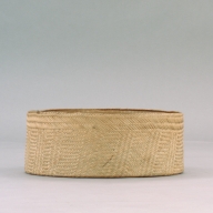 幅：28 (cm)×奥行：28 (cm)×高さ：11 (cm)／111 (g)，撮影・計測日：2002-10-25