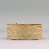 幅：28 (cm)×奥行：28 (cm)×高さ：11 (cm)／111 (g)，撮影・計測日：2002-10-25