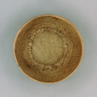 幅：28 (cm)×奥行：28 (cm)×高さ：11 (cm)／111 (g)，撮影・計測日：2002-10-25