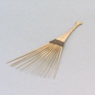 幅：11 (cm)×奥行：21 (cm)×高さ：0.9 (cm)／28 (g)，撮影・計測日：2003-10-28