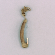 幅：2.6 (cm)×奥行：9.0 (cm)×高さ：1.8 (cm)／12 (g)，撮影・計測日：2002-10-29