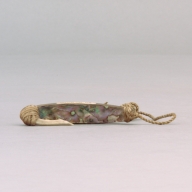 幅：3.2 (cm)×奥行：9.6 (cm)×高さ：1.7 (cm)／13 (g)，撮影・計測日：2002-10-29