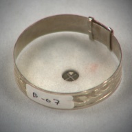 幅：5.3 (cm)×奥行：5.3 (cm)×高さ：1.6 (cm)／13 (g)，撮影・計測日：1994-02-04