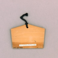 幅：8.2 (cm)×奥行：5.8 (cm)×高さ：0.5 (cm)／8 (g)，撮影・計測日：2002-06-18