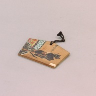 幅：8.2 (cm)×奥行：5.8 (cm)×高さ：0.5 (cm)／8 (g)，撮影・計測日：2002-06-18