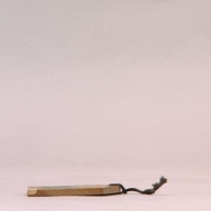 幅：8.2 (cm)×奥行：5.8 (cm)×高さ：0.5 (cm)／8 (g)，撮影・計測日：2002-06-18