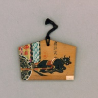 幅：8.2 (cm)×奥行：5.8 (cm)×高さ：0.5 (cm)／8 (g)，撮影・計測日：2002-06-18