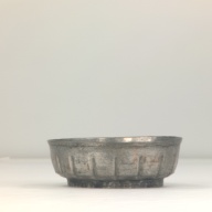 幅：19 (cm)×奥行：19 (cm)×高さ：7.3 (cm)／369 (g)，撮影・計測日：1996-06-11