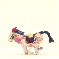 幅：2.7 (cm)×奥行：9.1 (cm)×高さ：5.6 (cm)／7 (g)，撮影・計測日：2004-03-22