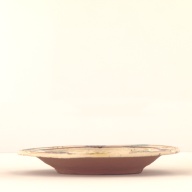 幅：11 (cm)×奥行：11 (cm)×高さ：1.7 (cm)／8 (g)，撮影・計測日：2002-08-28