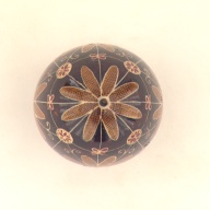 幅：4.3 (cm)×奥行：4.3 (cm)×高さ：6.2 (cm)／7 (g)，撮影・計測日：2002-09-06