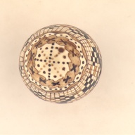 幅：4.9 (cm)×奥行：4.9 (cm)×高さ：6.6 (cm)／9 (g)，撮影・計測日：2002-09-09