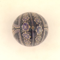 幅：4.5 (cm)×奥行：4.5 (cm)×高さ：6.4 (cm)／6 (g)，撮影・計測日：2002-09-11