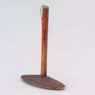 幅：13 (cm)×奥行：5.2 (cm)×高さ：24 (cm)／112 (g)，撮影・計測日：2003-11-28