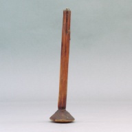 幅：13 (cm)×奥行：5.2 (cm)×高さ：24 (cm)／112 (g)，撮影・計測日：2003-11-28