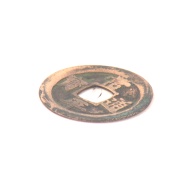 幅：2.7 (cm)×奥行：2.7 (cm)×高さ：0.1 (cm)／8 (g)，撮影・計測日：1999-12-24