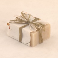 幅：6.5 (cm)×奥行：5.4 (cm)×高さ：3.7 (cm)／83 (g)，撮影・計測日：2000-12-12