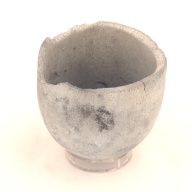 幅：5.6 (cm)×奥行：5.6 (cm)×高さ：5.8 (cm)／8 (g)，撮影・計測日：2004-03-02