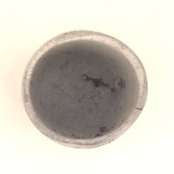 幅：5.6 (cm)×奥行：5.6 (cm)×高さ：5.8 (cm)／8 (g)，撮影・計測日：2004-03-02