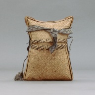 幅：22 (cm)×奥行：15 (cm)×高さ：24 (cm)／186 (g)，撮影・計測日：2004-02-03